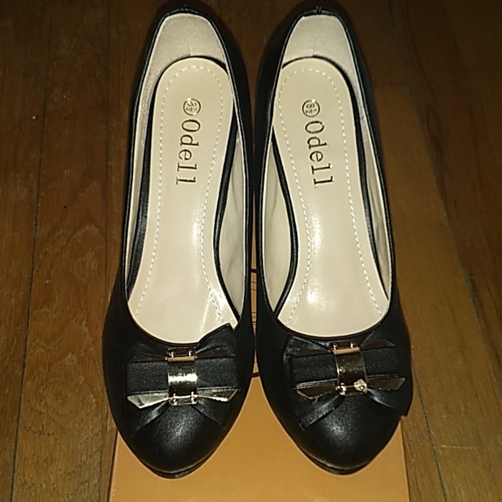 Odell 8.5 black with gold and black bow heels